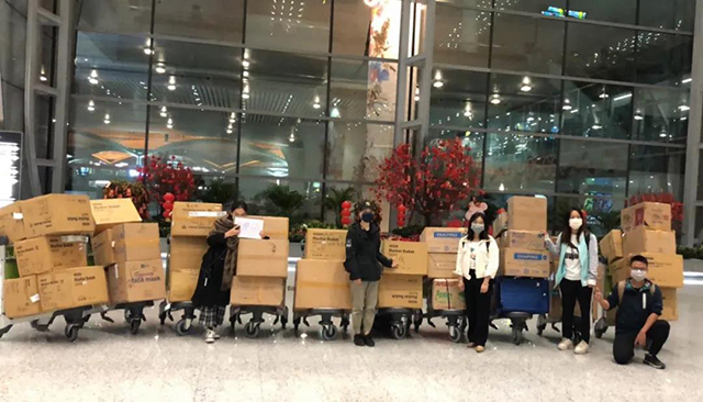 鸿坤产业园区入驻企业出国宝工作人员在机场协助转运物资.jpg