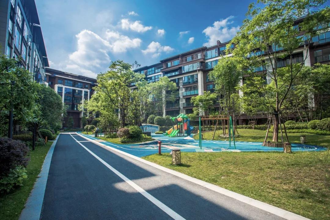 金辉集团项目成都金辉半岛云著荣获“第十五届金盘奖年度最佳交付区”.jpg