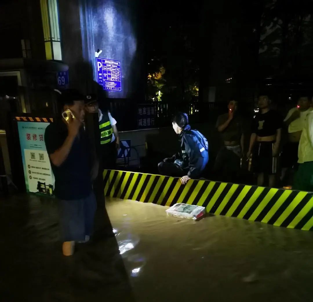 金辉物业无惧风雨 用心守护.jpg