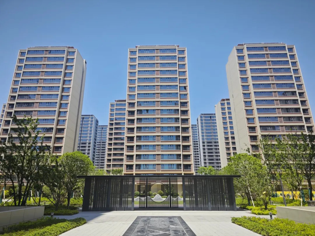 1779956757116020.jpg 远洋集团旗下远洋建管代建的慈溪杭湾金融港安置房政府代建项目提前竣备实景图-1.jpg
