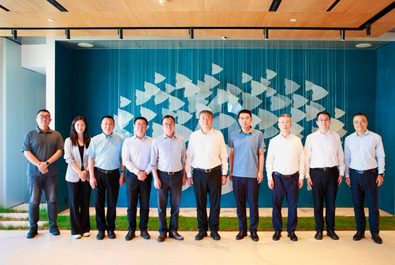 沈阳城投集团张锐与远洋集团王洪辉等进行座谈交流合影